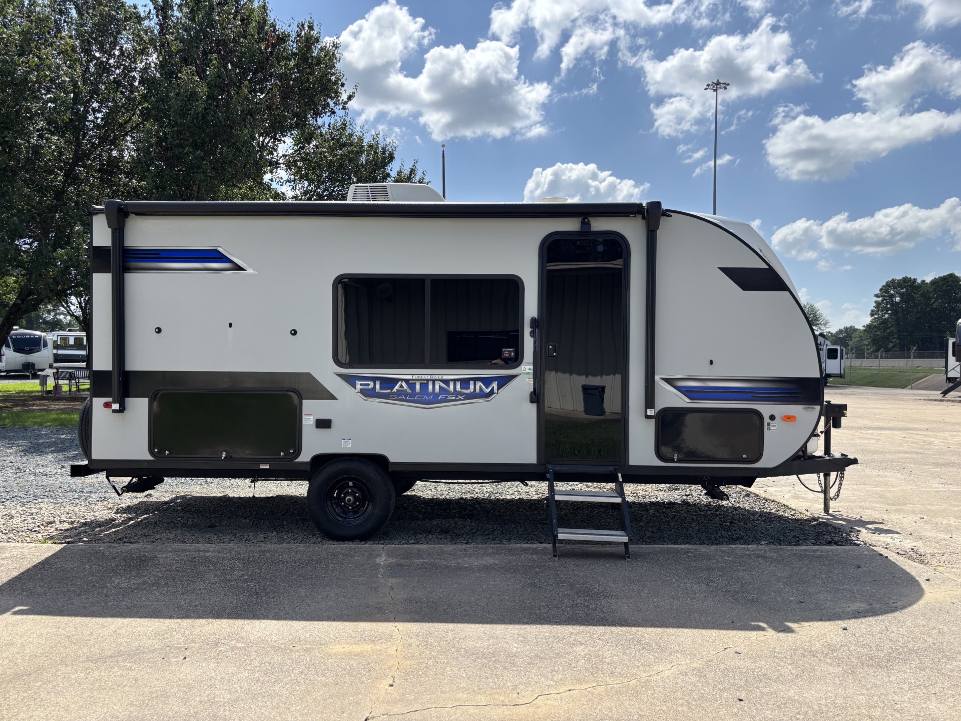 2024 Forest River SALEM FSX PLATINUM SERIES 179DBKX - Image 2