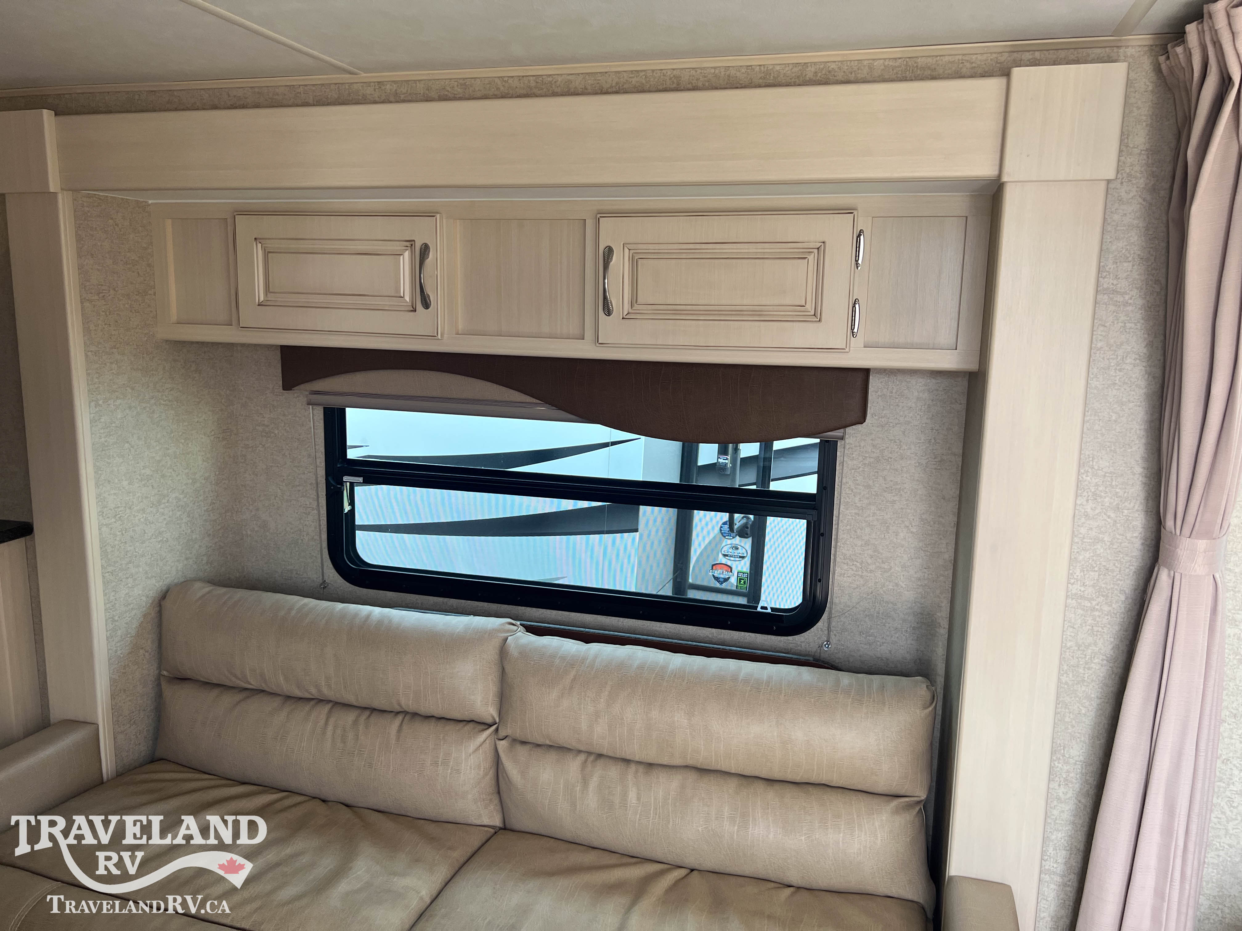 2016 Winnebago Micro Minnie 2106DS - Image 13