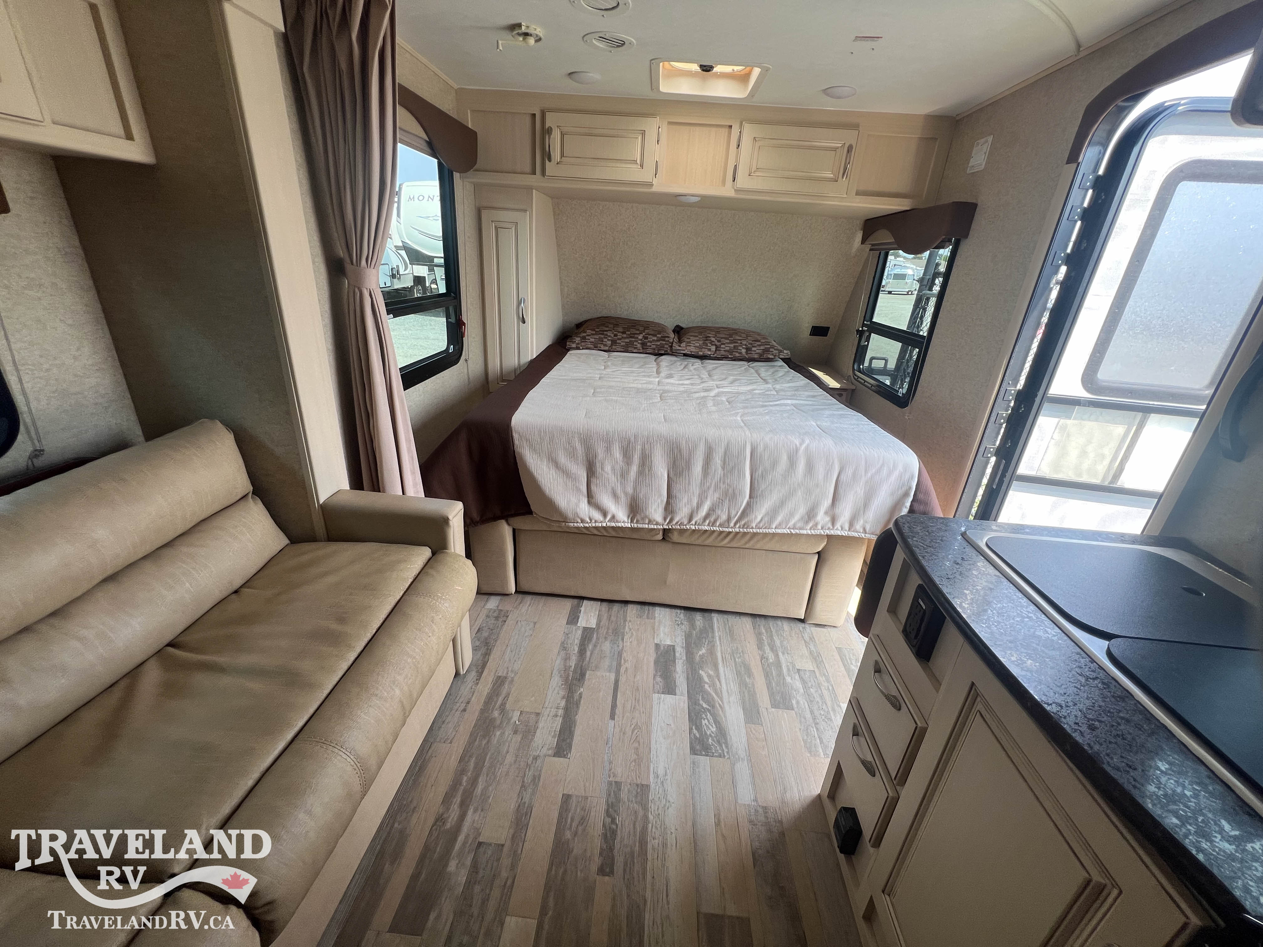 2016 Winnebago Micro Minnie 2106DS - Image 4