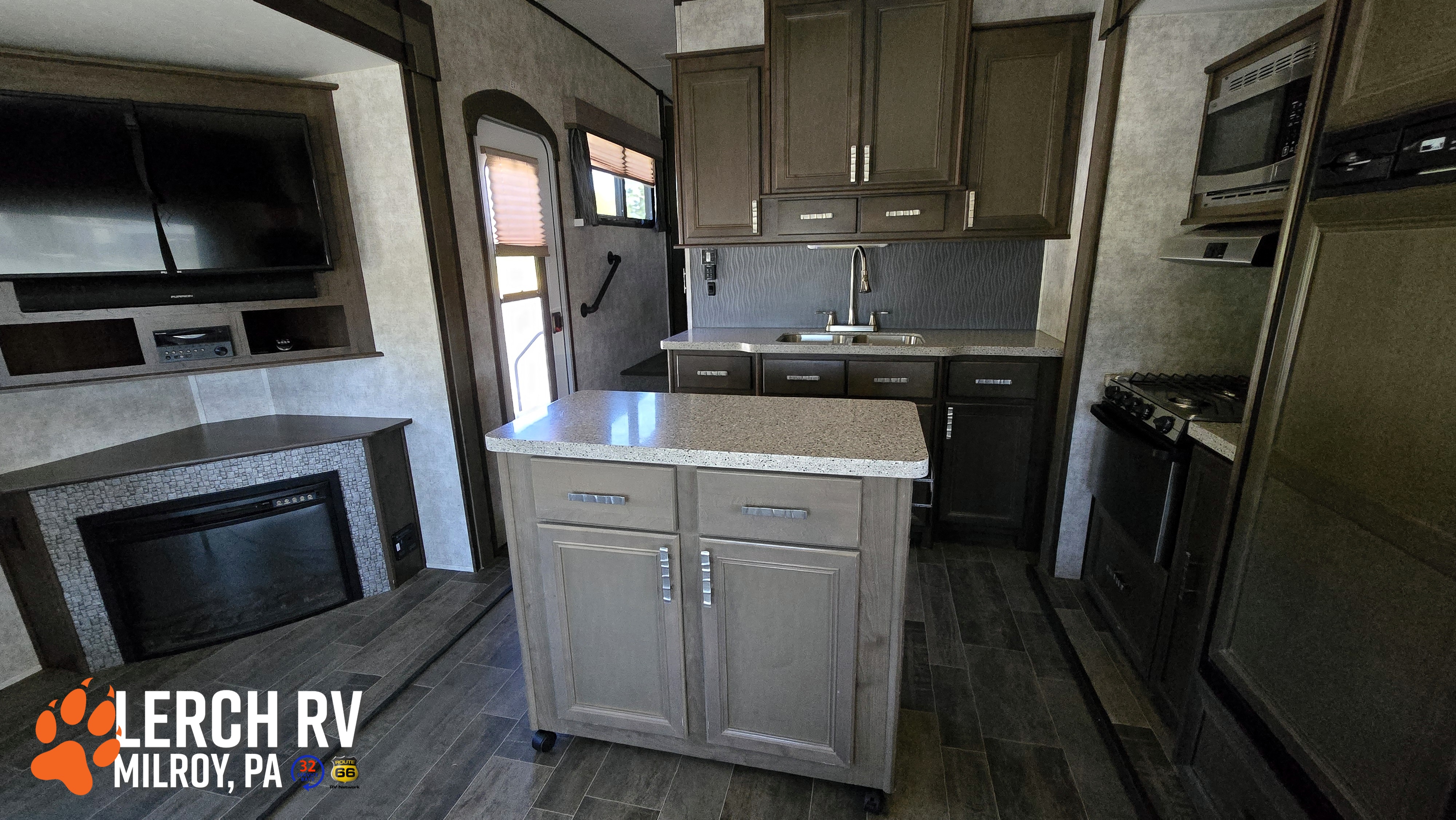 2017 Highland Ridge Roamer RT340FLR - Image 17