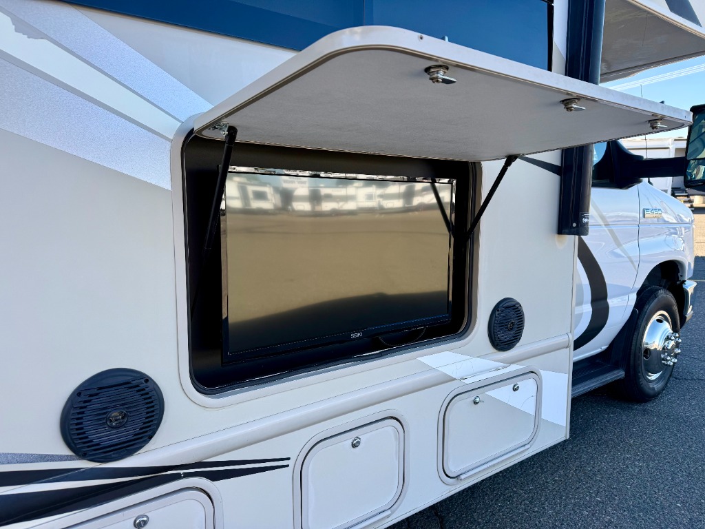 2017 Chateau 31W - Image 13