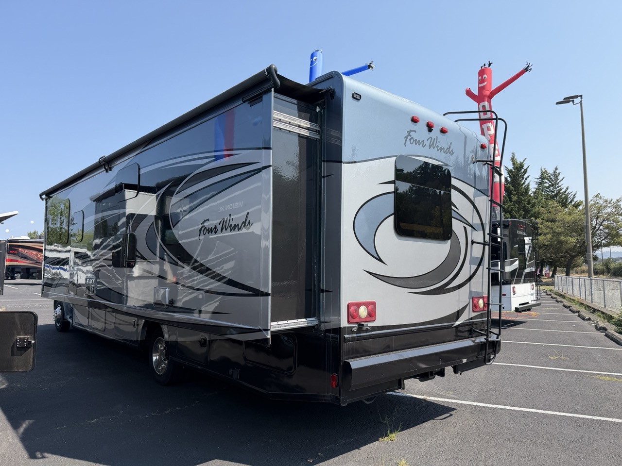 2017 Thor Motor Coach Four Winds Super C 35SB - Image 2