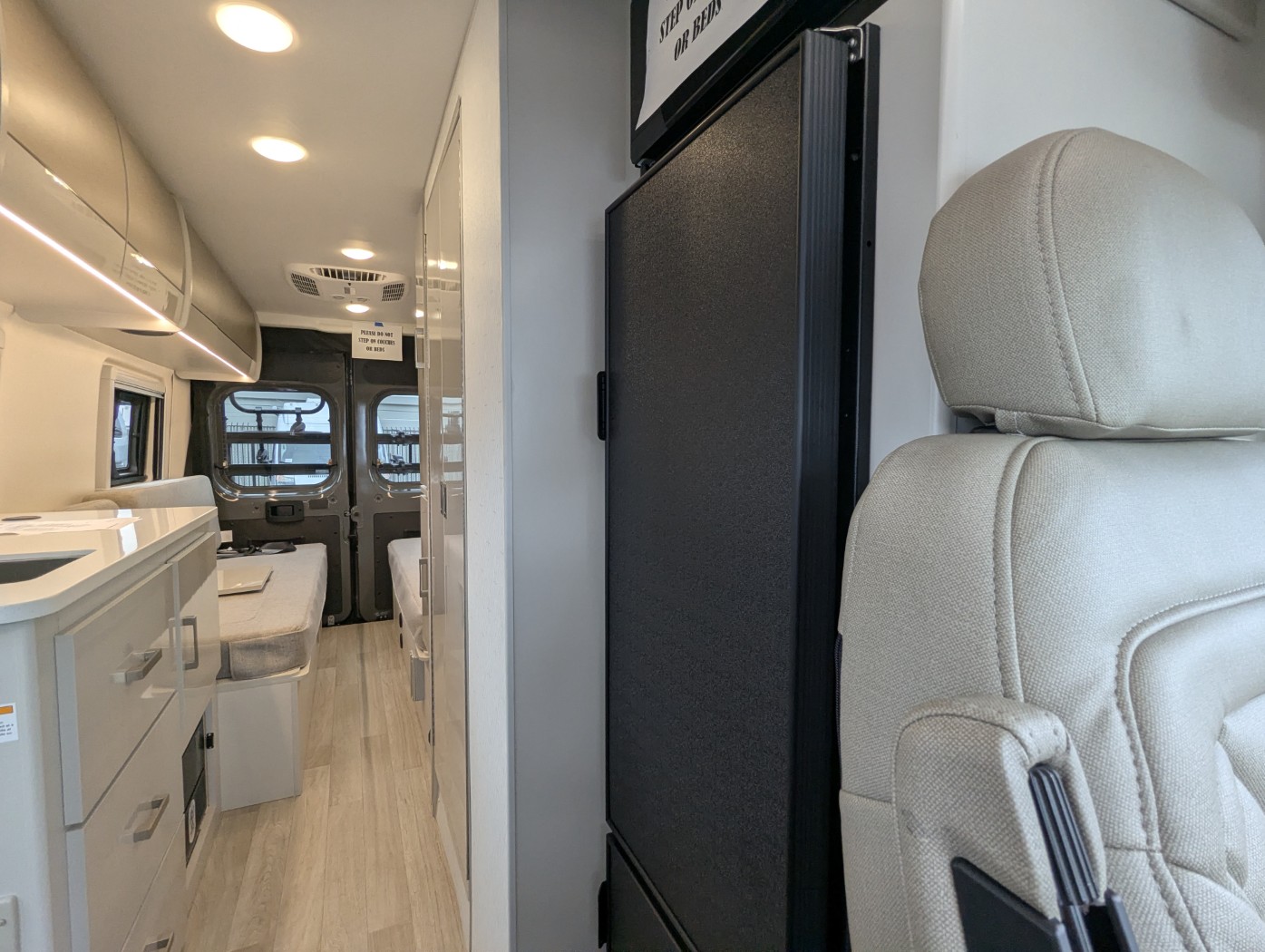 2027 Thor Motor Coach Tellaro 20U - Image 12