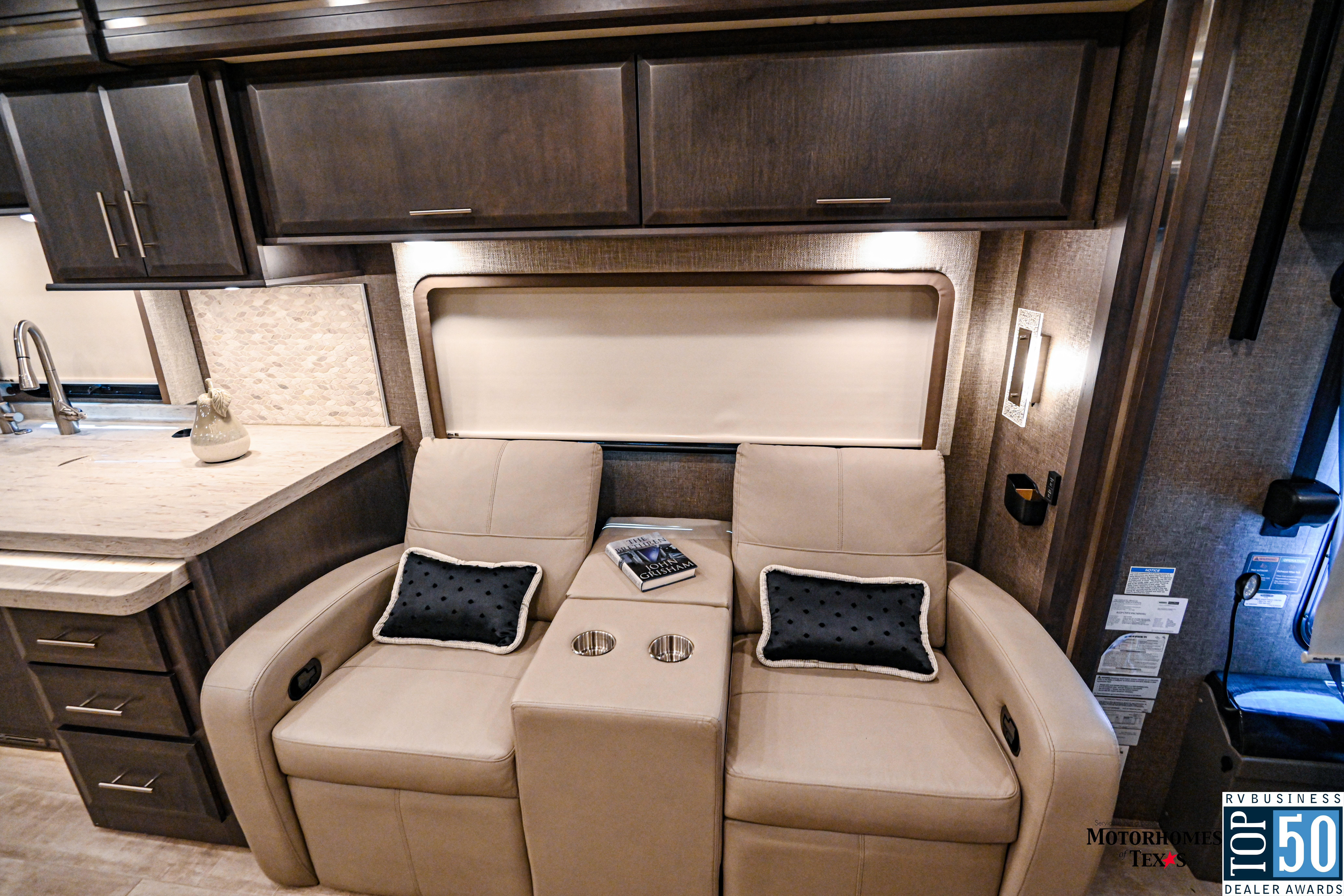 2022 Thor Motor Coach Venetian F42 - interior 3