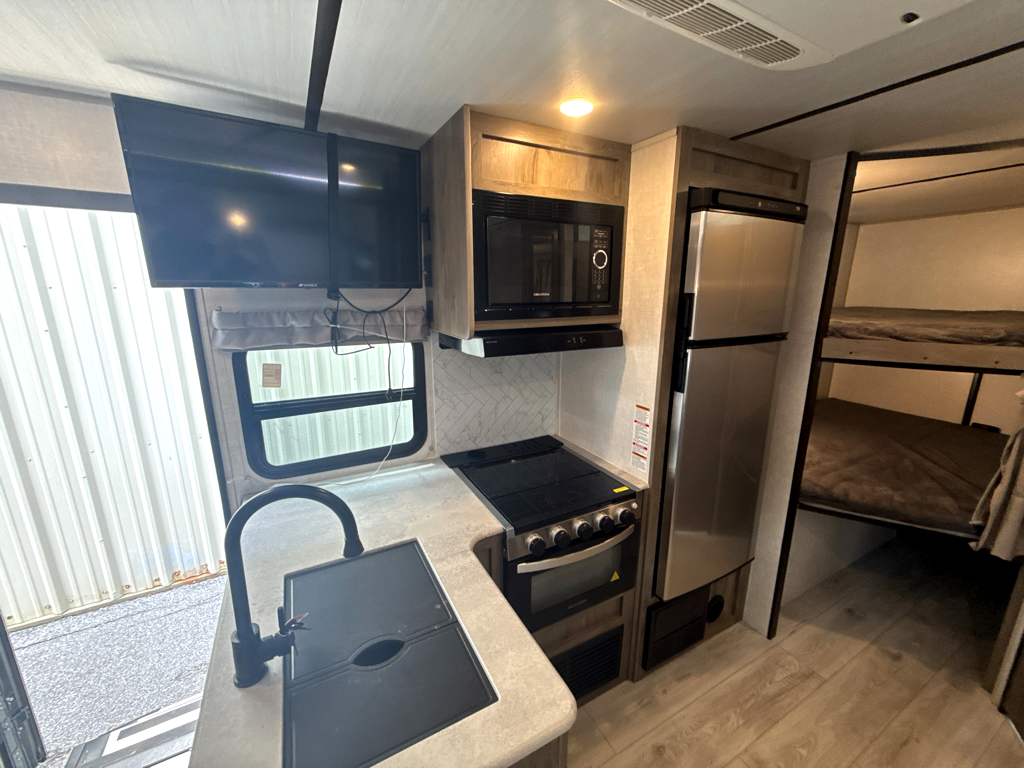 2022 FOREST RIVER SURVEYOR 240BHLE - Image 10
