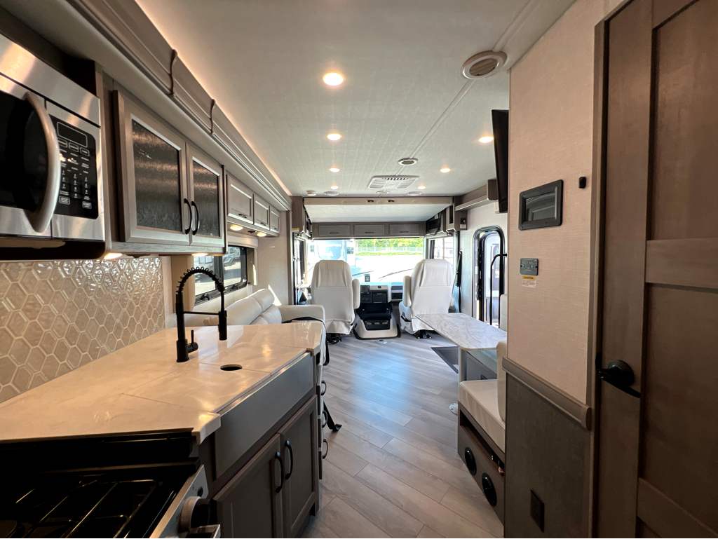 2024 HOLIDAY RAMBLER INVICTA 36Y - Image 30