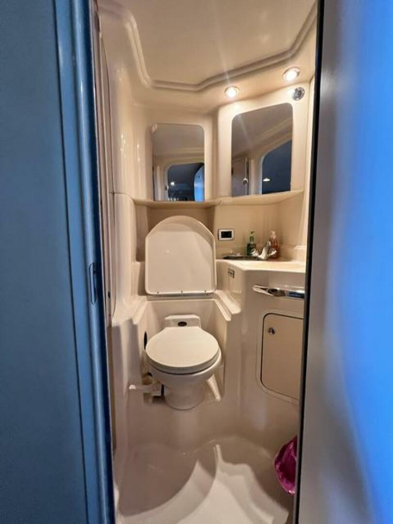2003 Sea Ray 380 Sundancer - Image 21