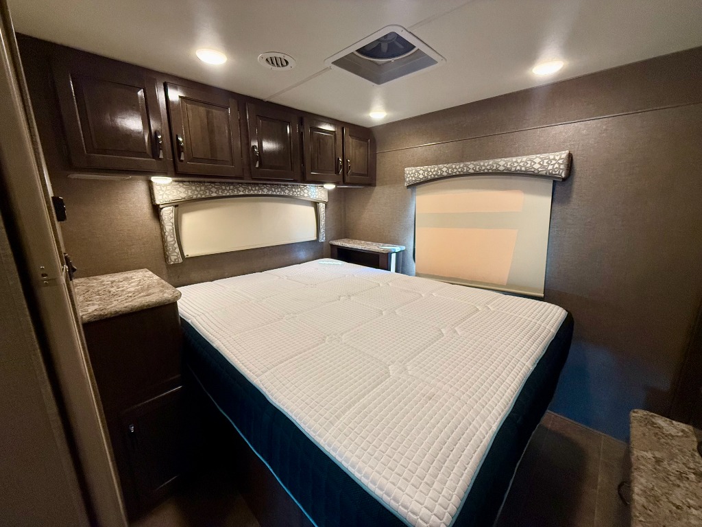 2017 Chateau 31W - Image 26