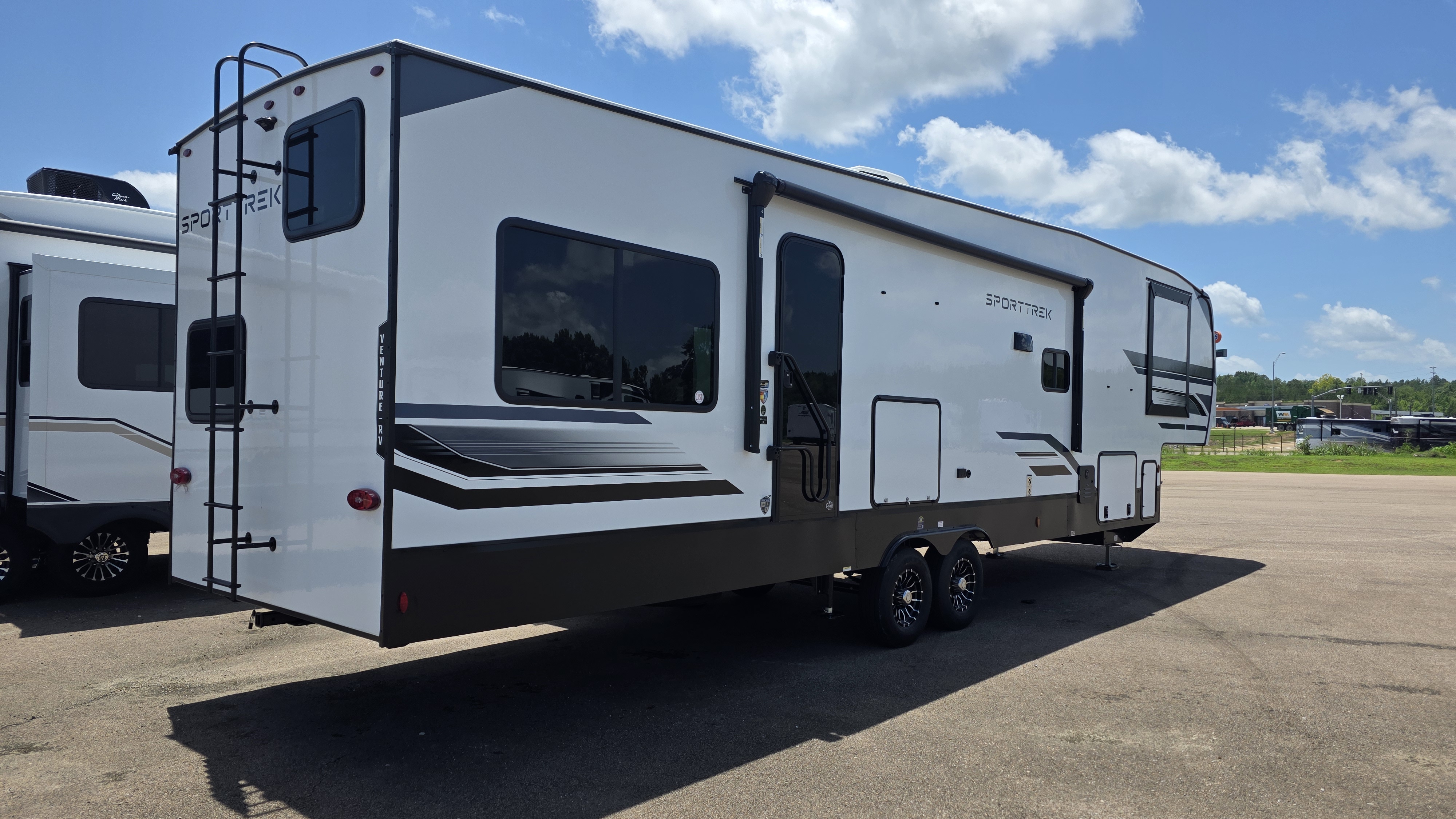 2027 VENTURE RV SPORTTREK 312VTB - Image 2