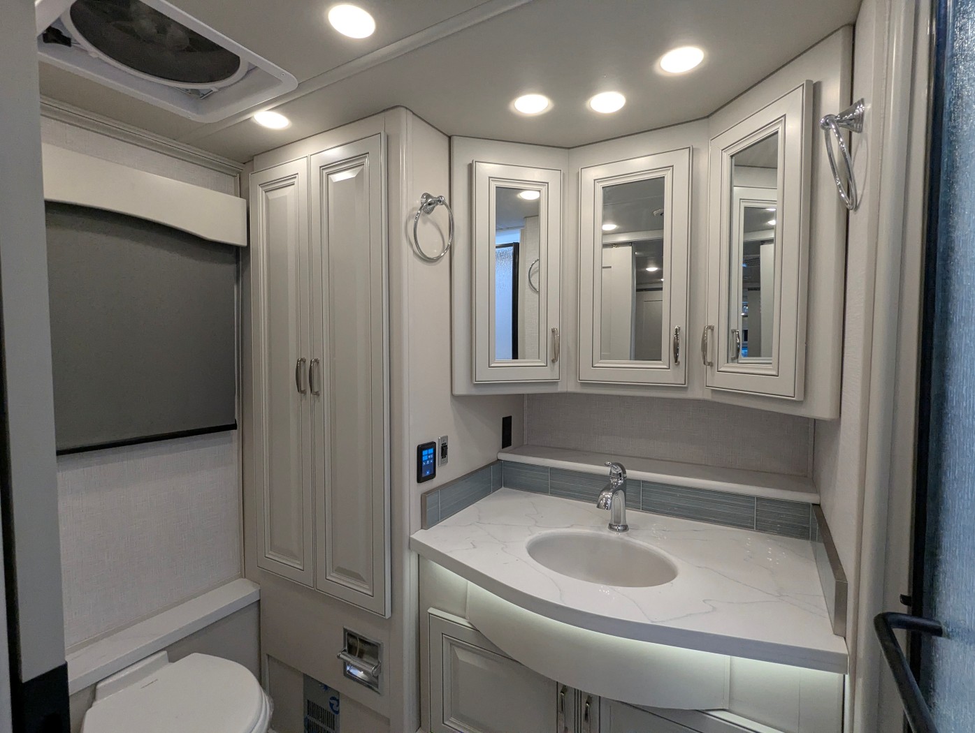 2026 Fleetwood Discovery 38N - Image 36
