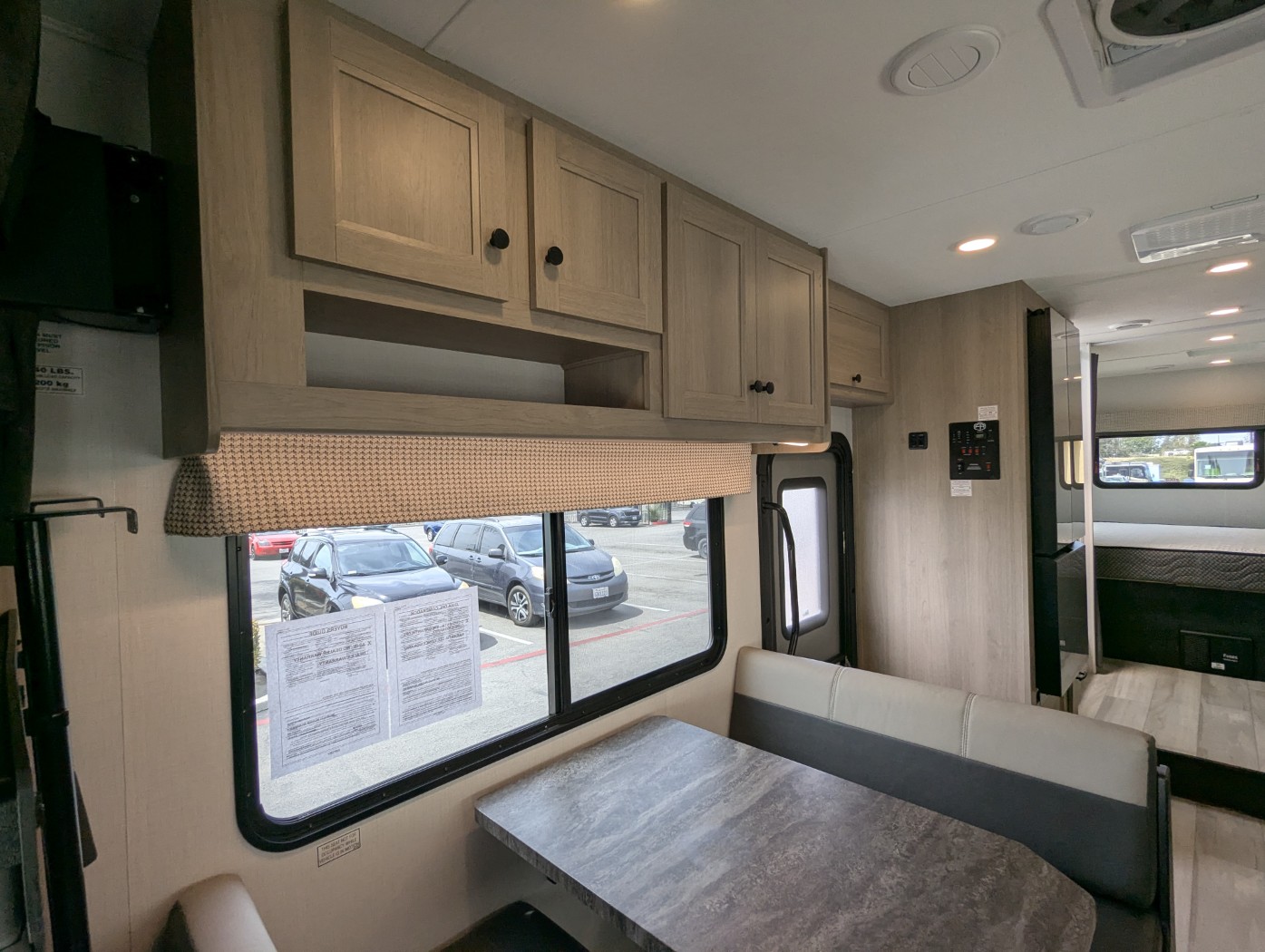 2026 FOREST RIVER SUNSEEKER 2750SLE - Image 18