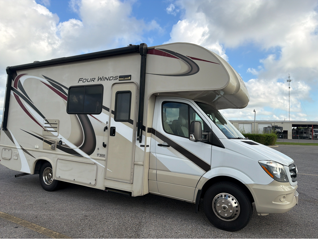 2019 Thor Motor Coach FOUR WINDS 24WS - Image 2