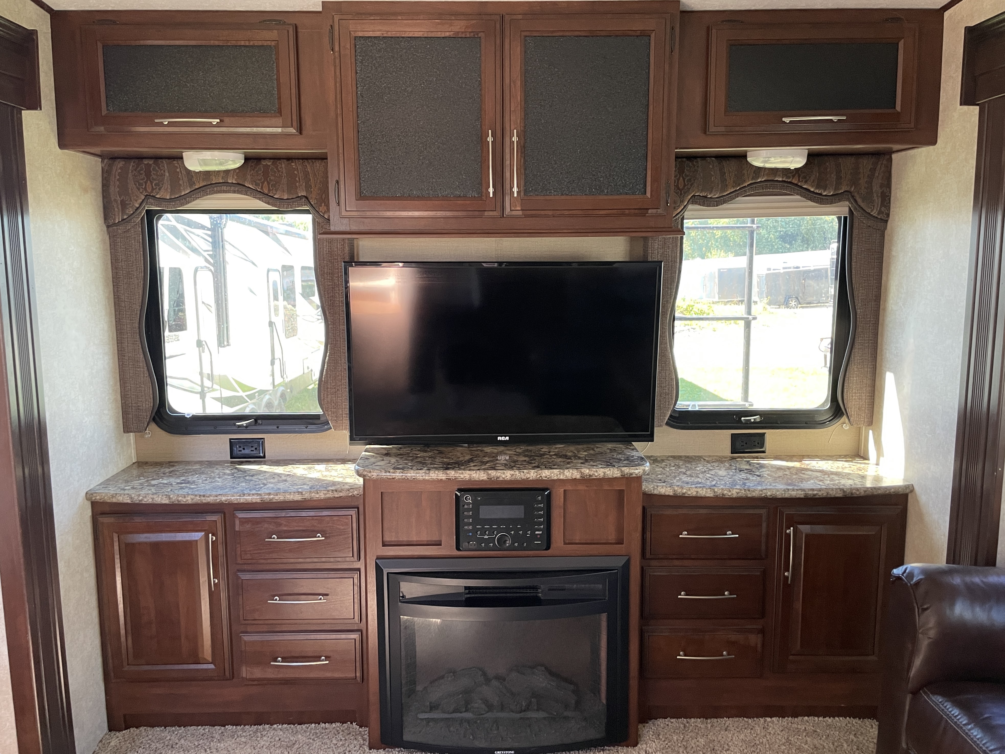 2014 Keystone Cougar 327RES - Image 8