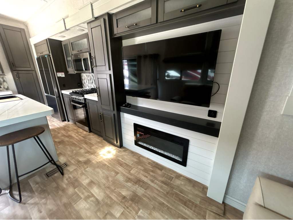 2025 CROSSROADS REDWOOD REGENCY 3951BAM - Image 13