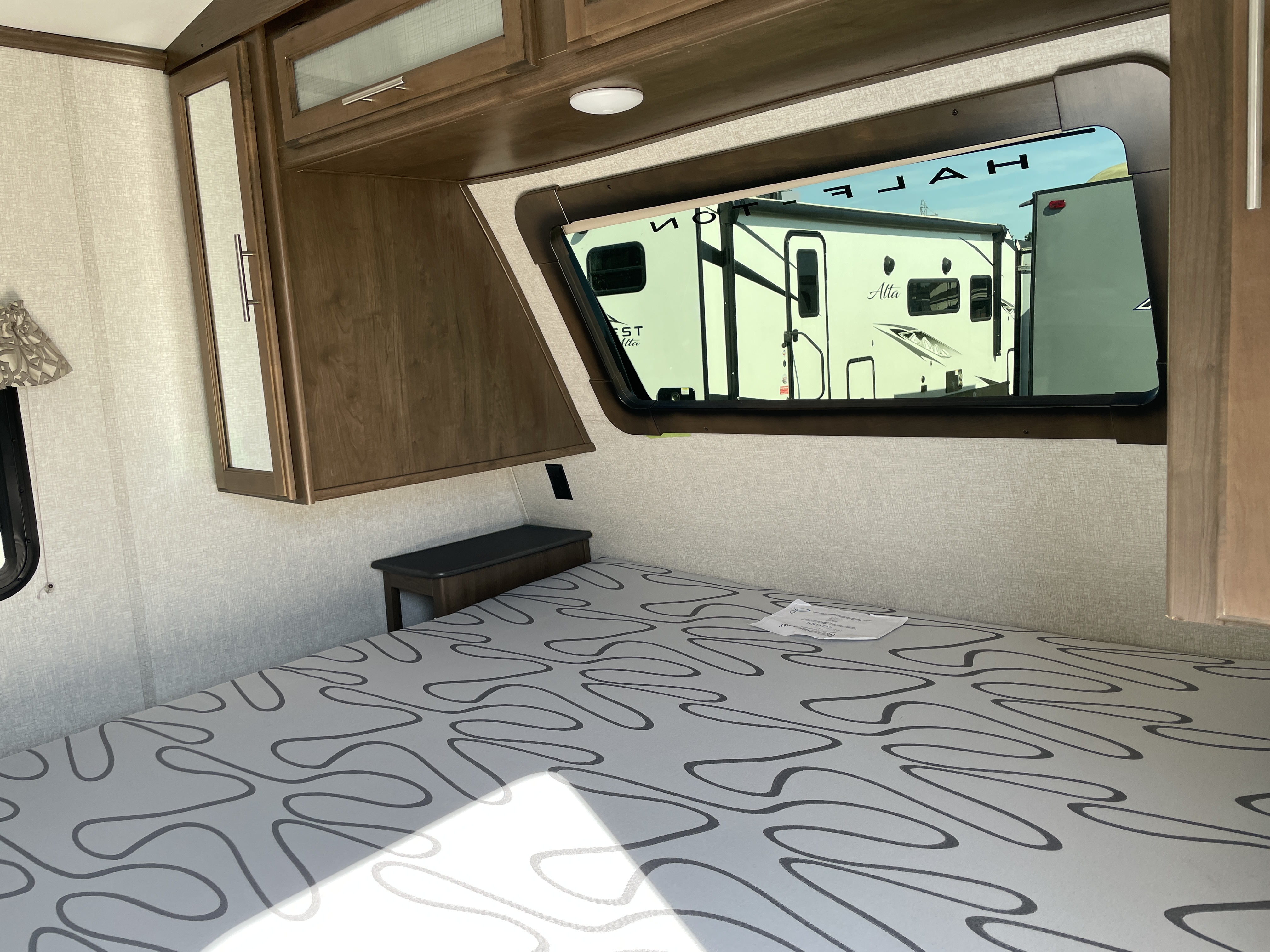 2019 Keystone RV Cougar X-Lite 27SAB - Image 9
