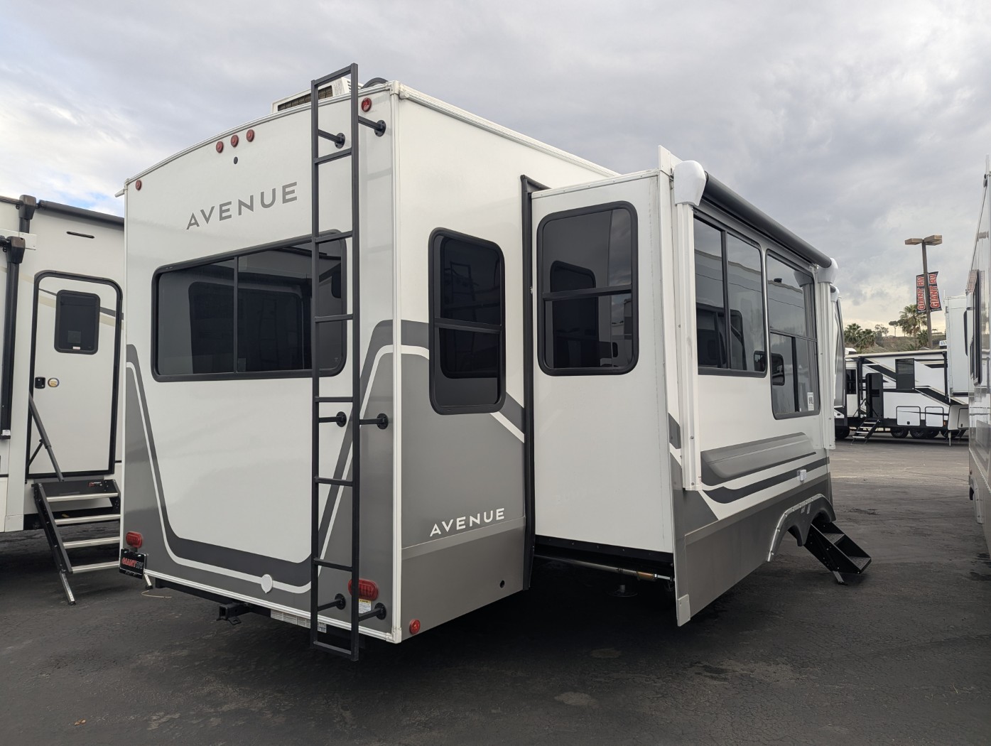 2027 Alliance RV Avenue 32RLS - Image 8