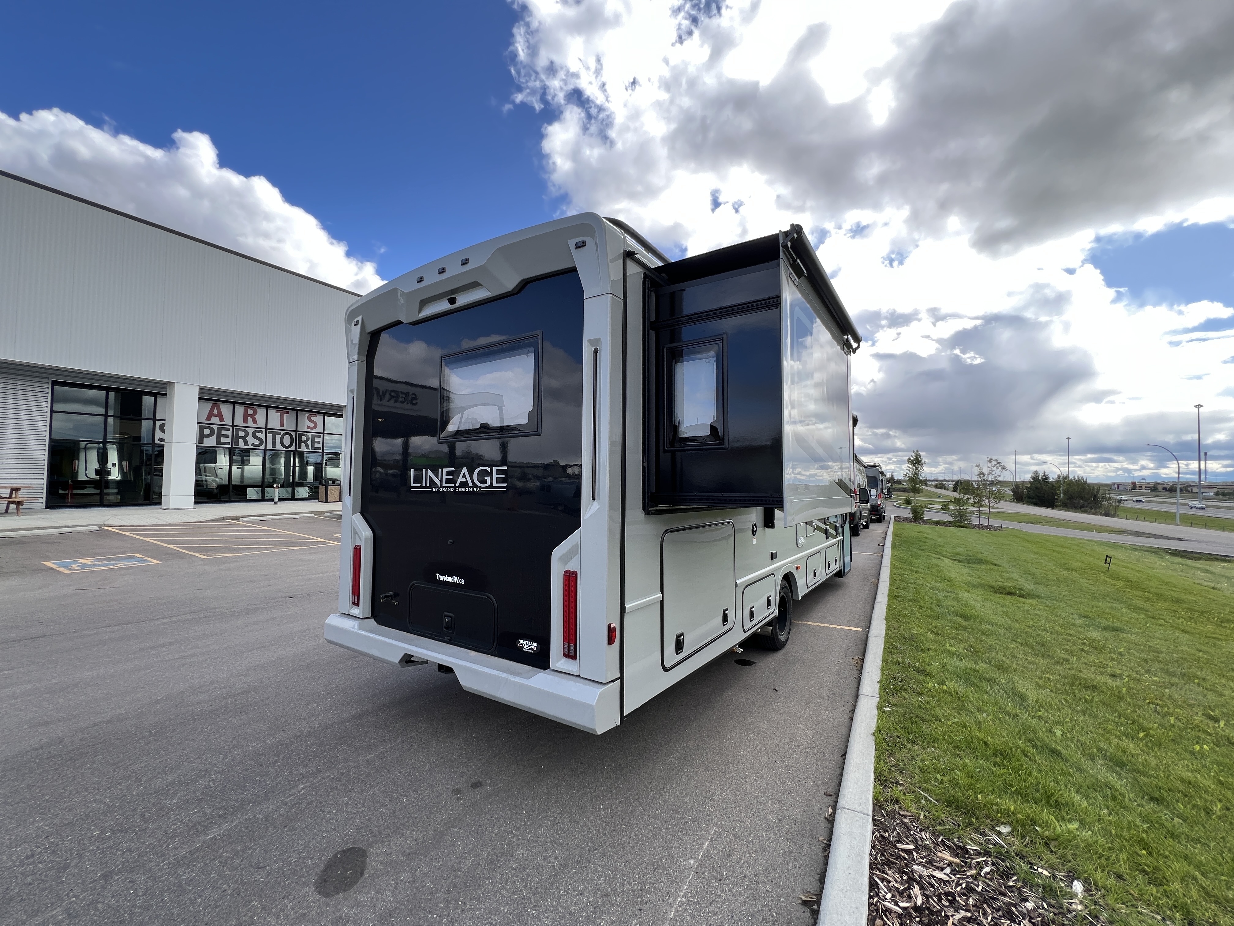 2027 Grand Design LINEAGE SERIES E 30DC - Image 10