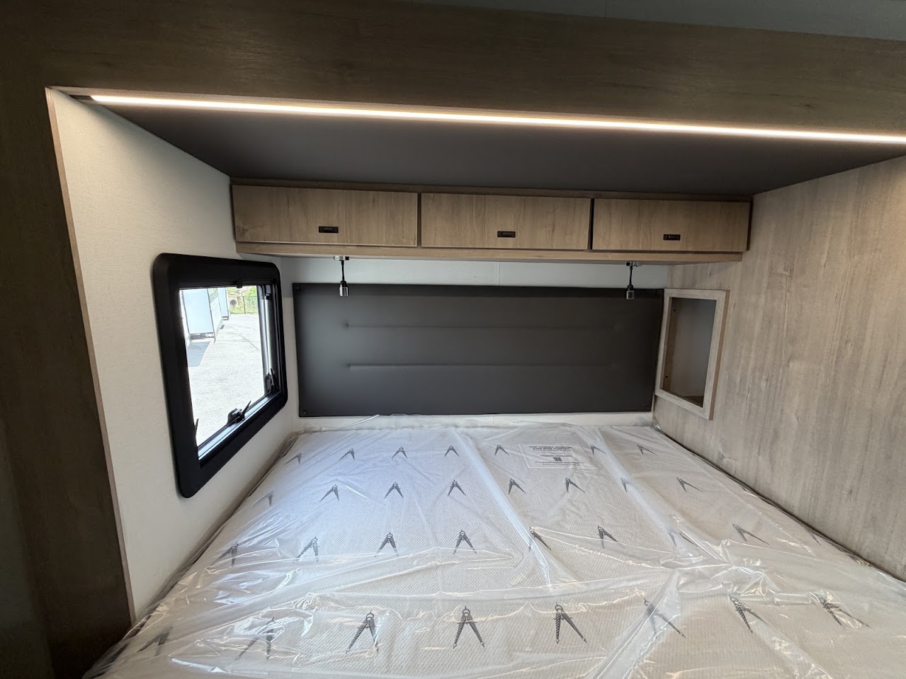 2027 Grand Design Lineage Series M 25FW - Image 25