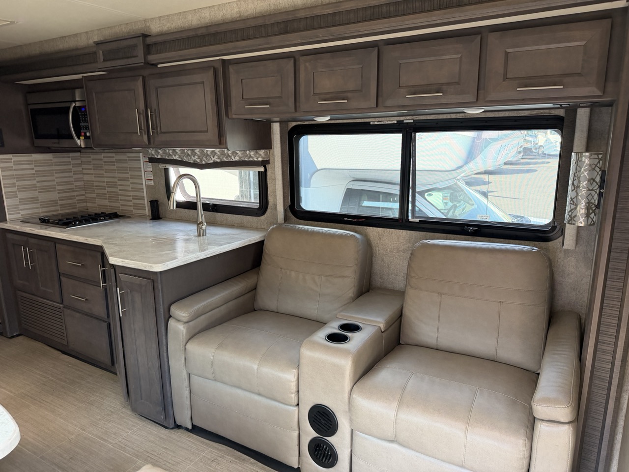 2021 Thor Motor Coach Magnitude SV34 - Image 8
