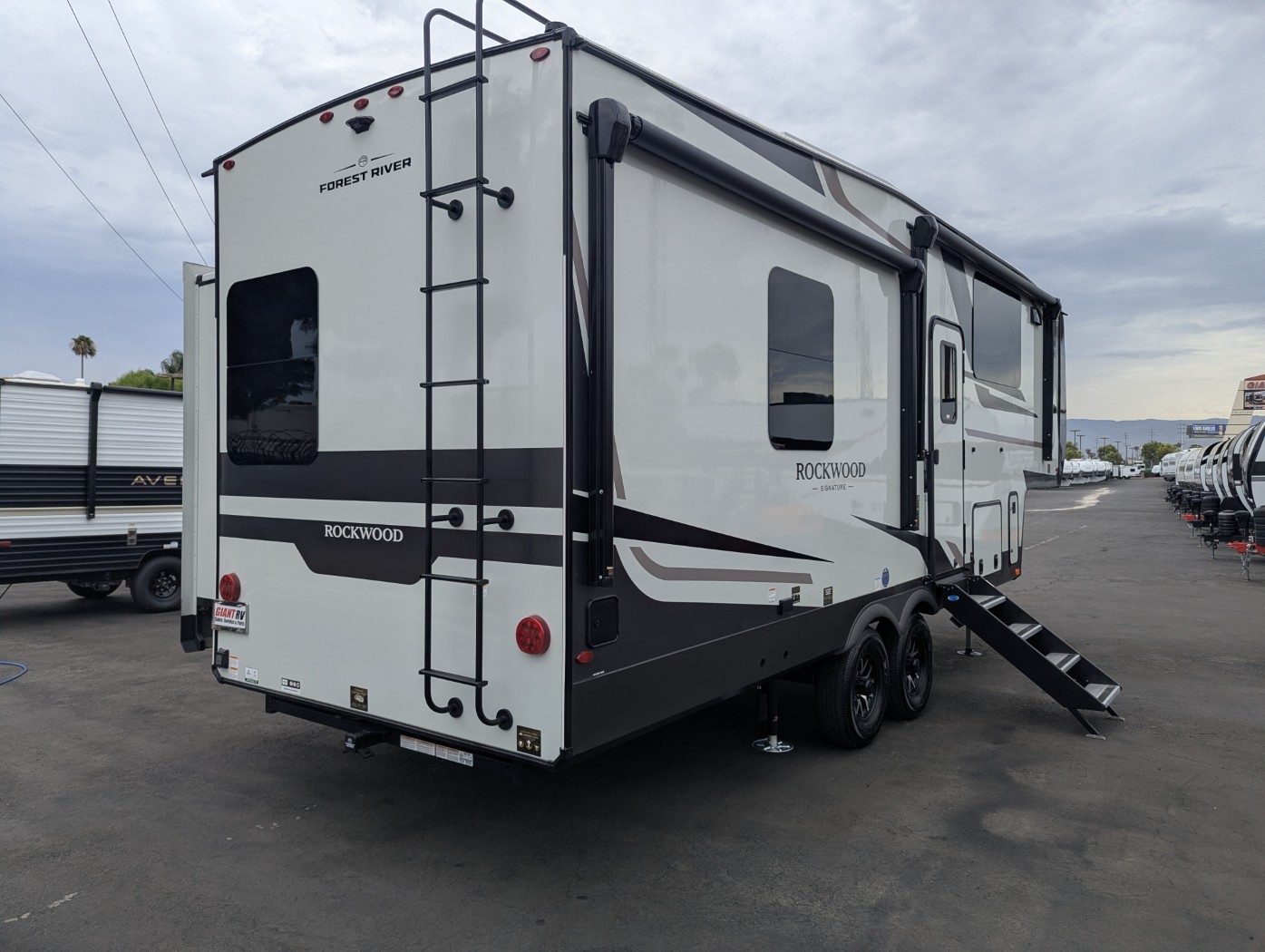 2027 Forest River Rockwood Signature 290SFK - Image 12