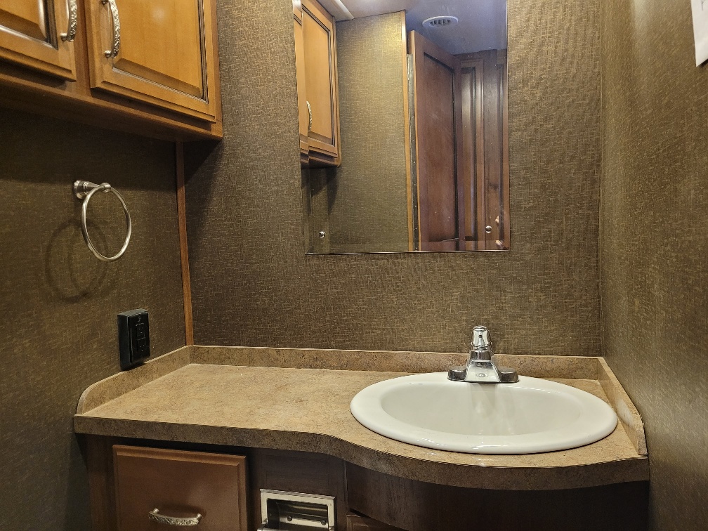 2014 Fleetwood Bounder 36E - Image 12