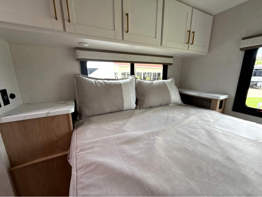 2027 THOR MOTOR COACH MAGNITUDE GA31 - Image 28