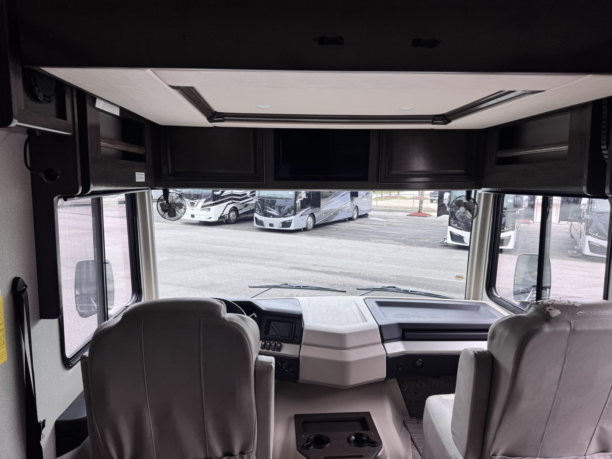 2020 Fleetwood BOUNDER 35K - Image 8