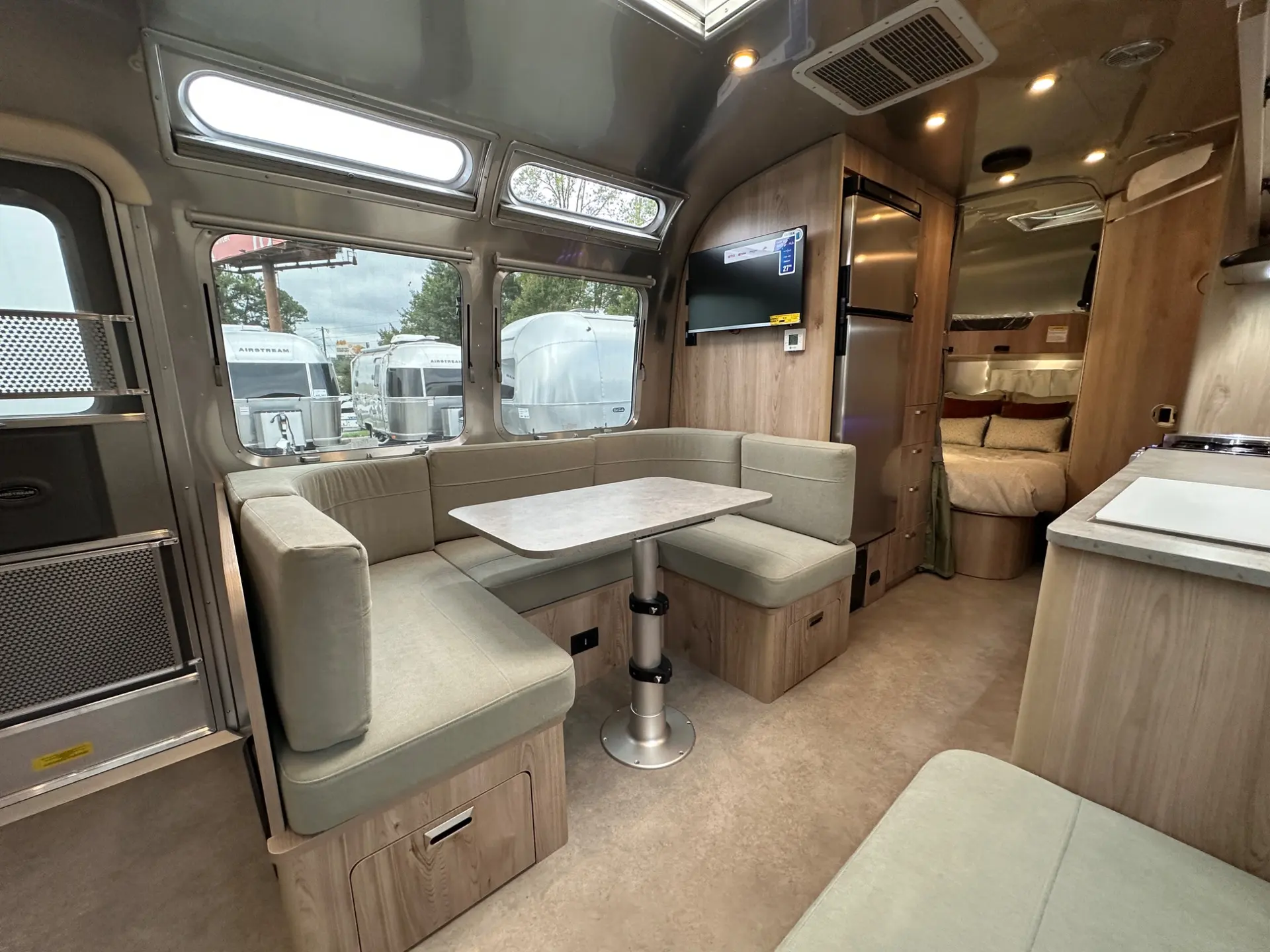 2027 Airstream Flying Cloud 30FB Bunk - Image 65