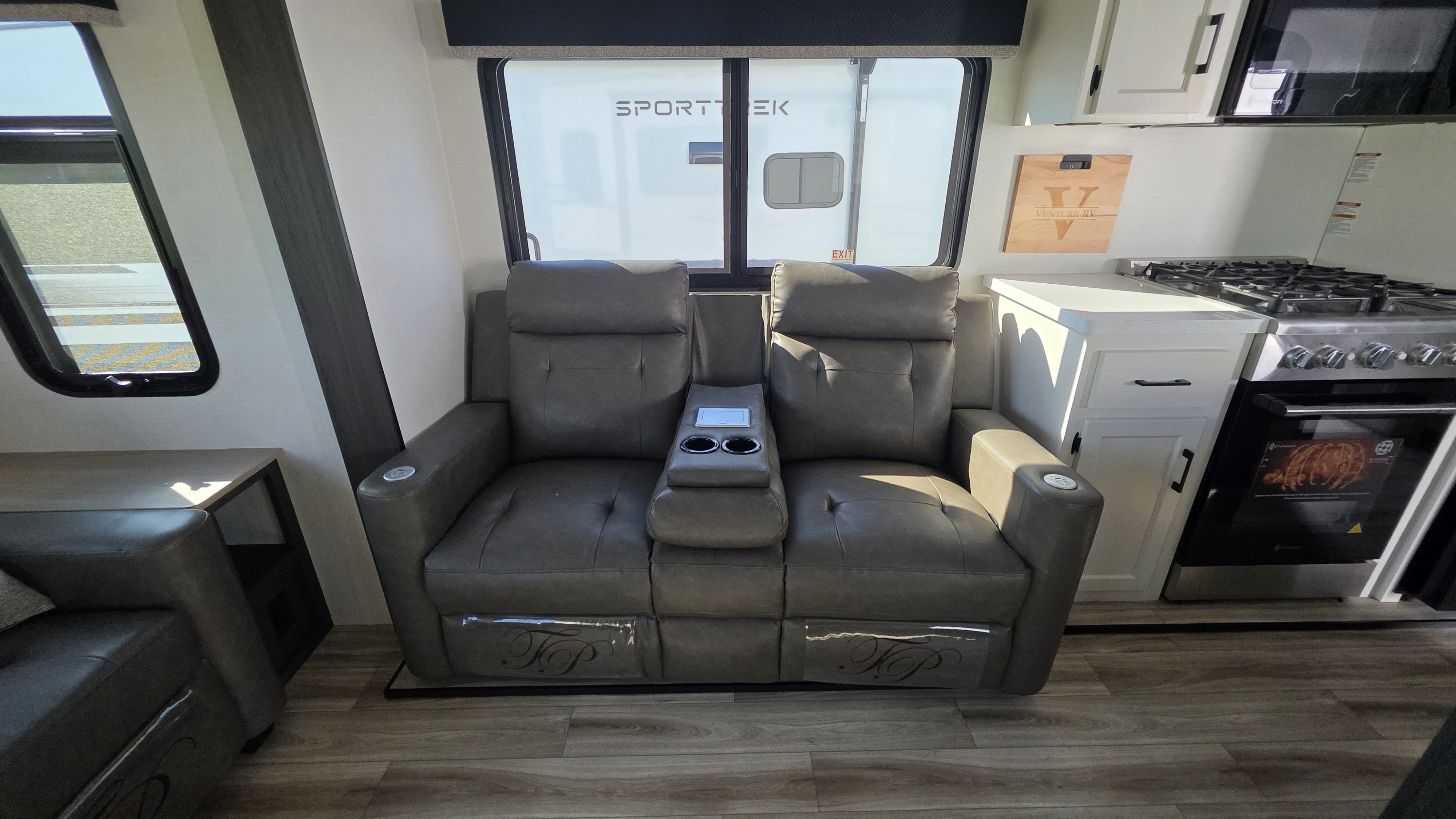 2027 VENTURE RV SPORTTREK 353VIK - Image 23