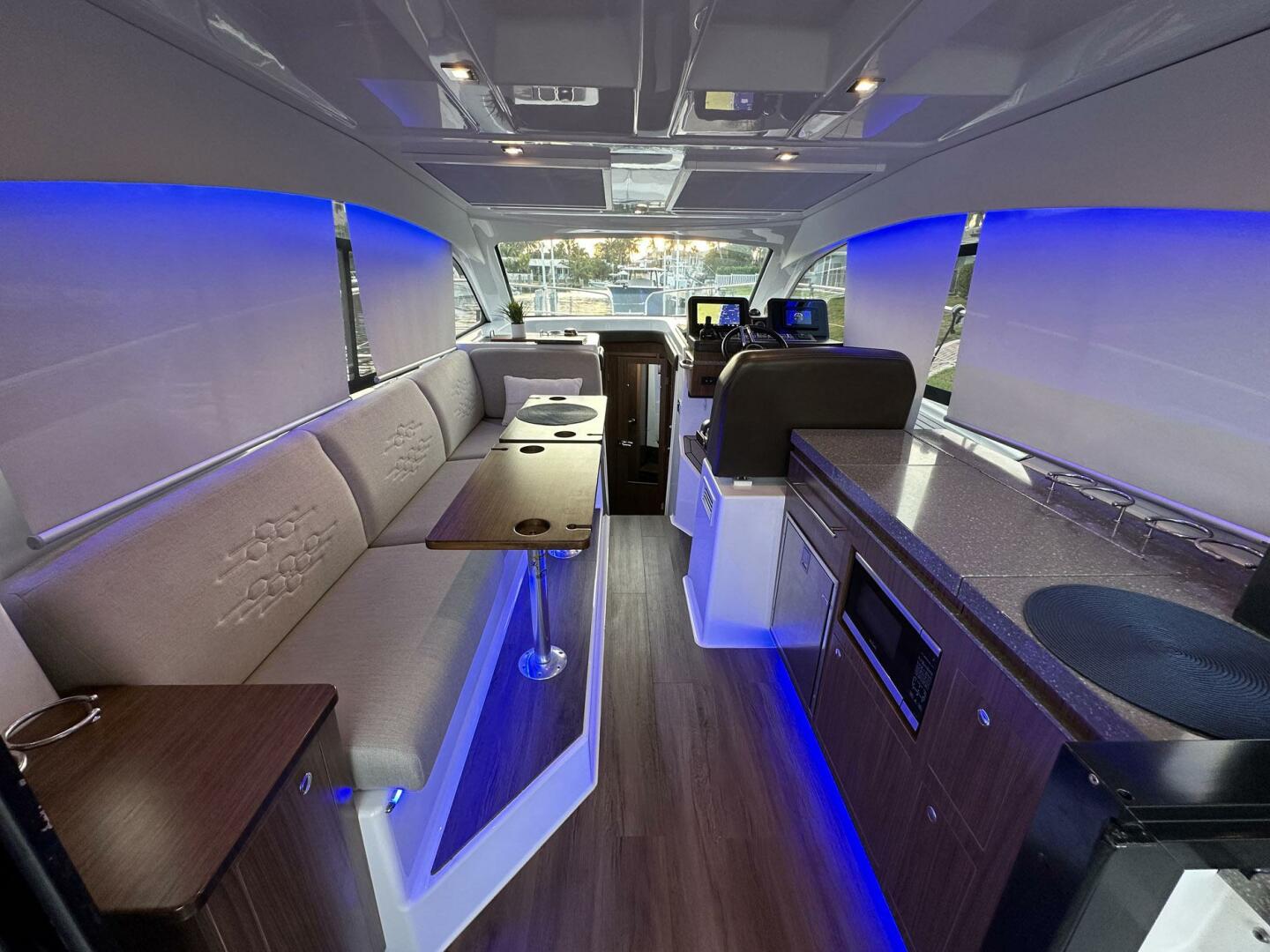 2020 Four Winns Vista 355 Coupe - Image 24