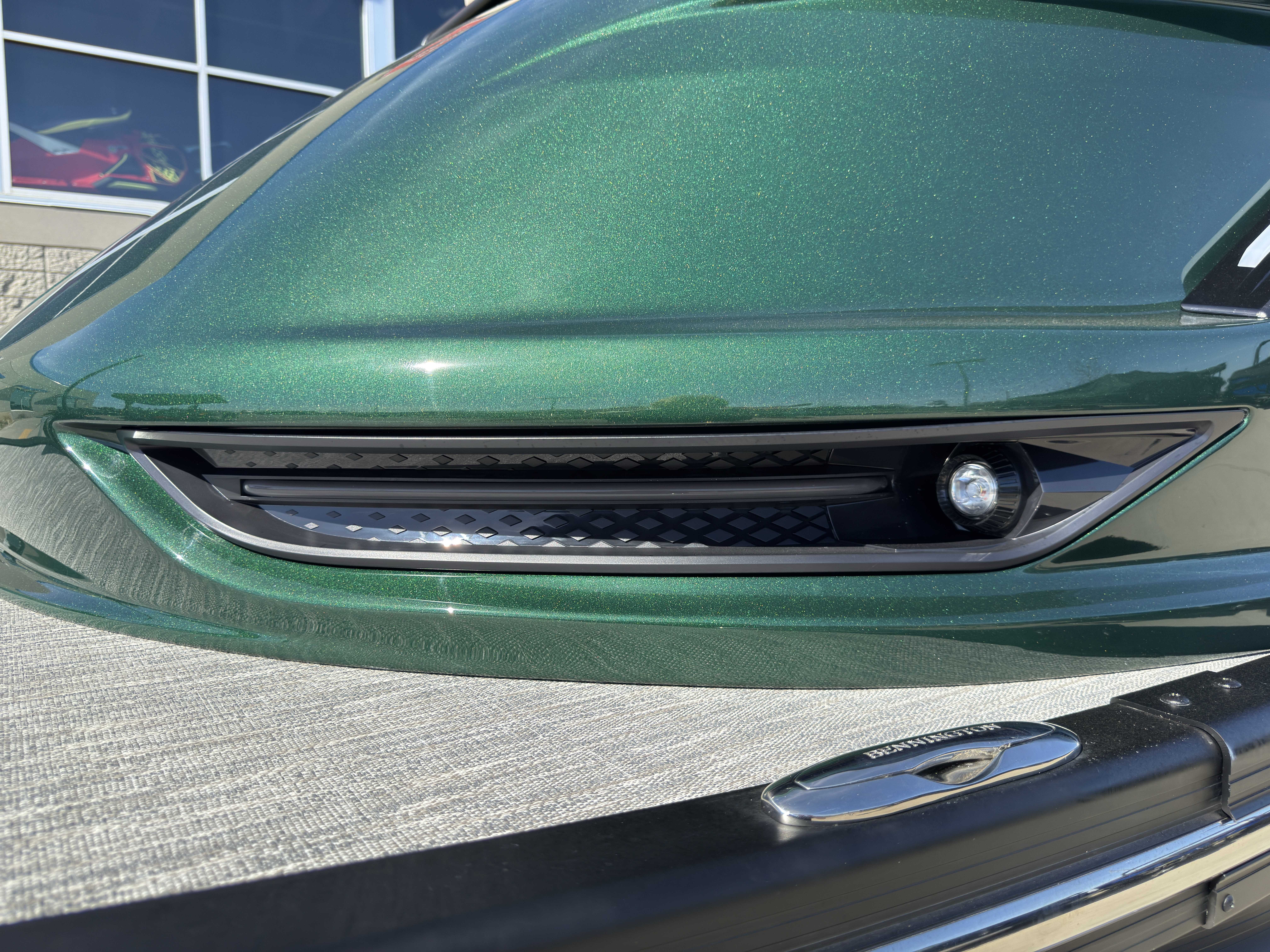 2026 Bennington 25QXSBA 425HP V10 Tritoon Pontoon - Image 11