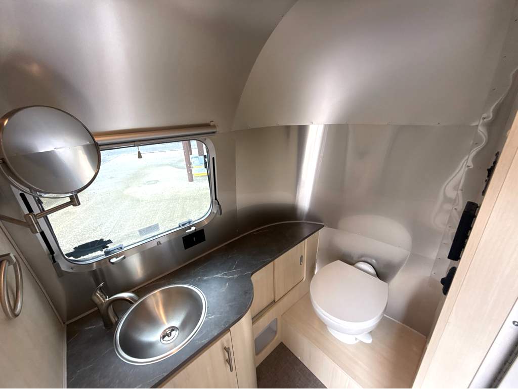 2026 AIRSTREAM FLYING CLOUD 23FBT - Image 29