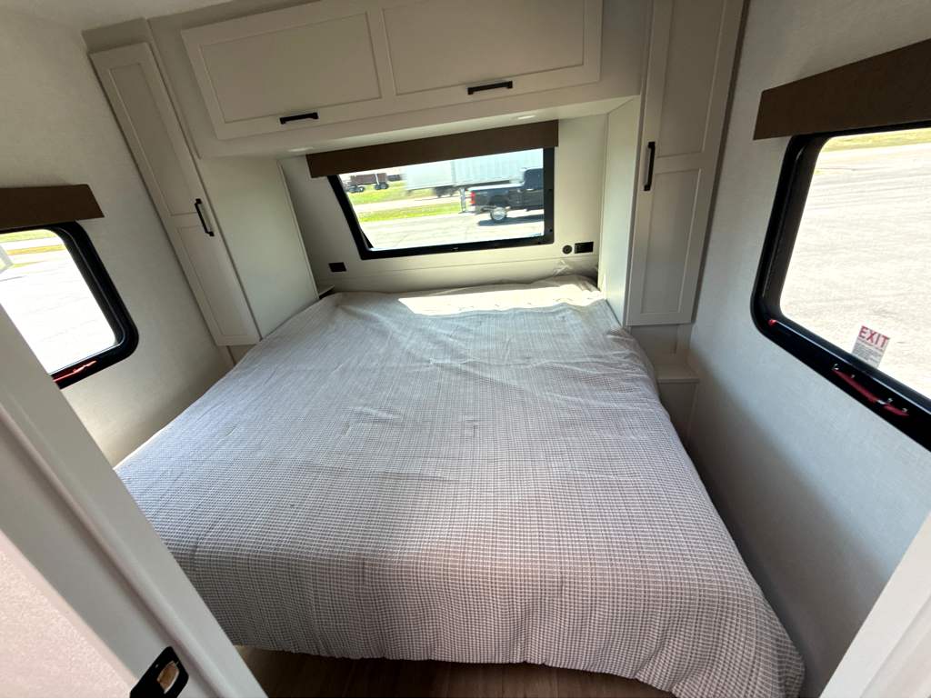2027 VENTURE RV SPORTTREK 333VIK - Image 24