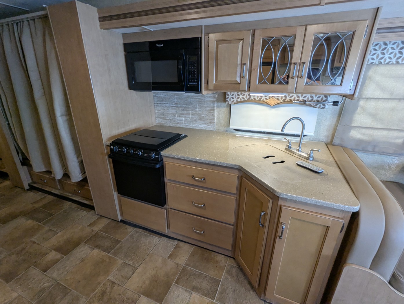 2016 Thor Motor Coach Hurricane 34J - Image 17