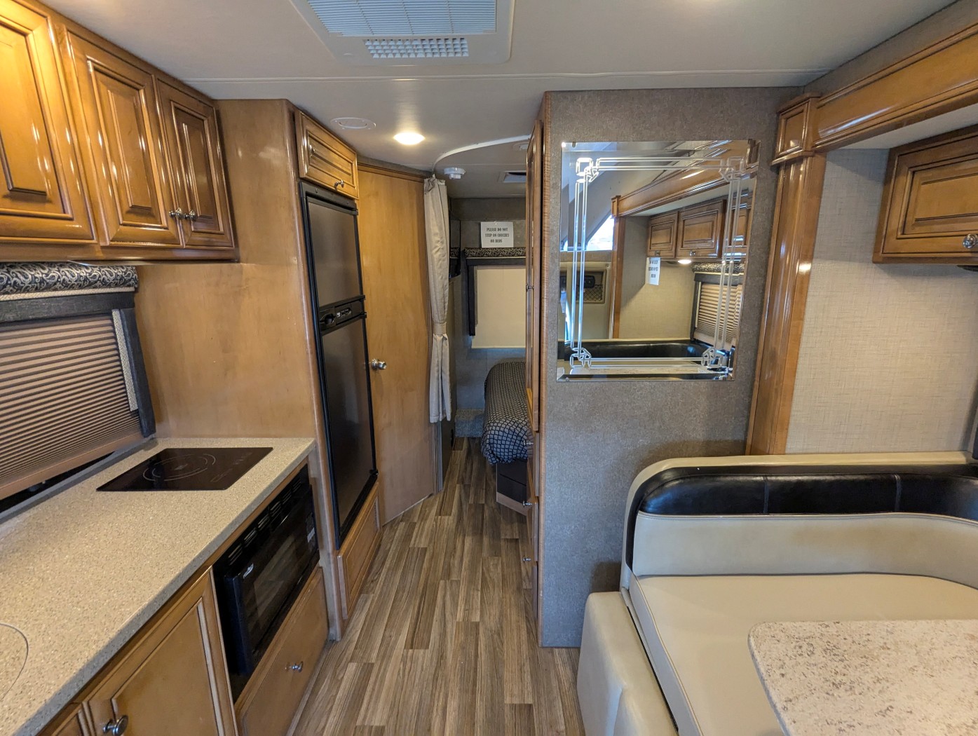 2018 Thor Motor Coach Synergy SD24 - Image 12