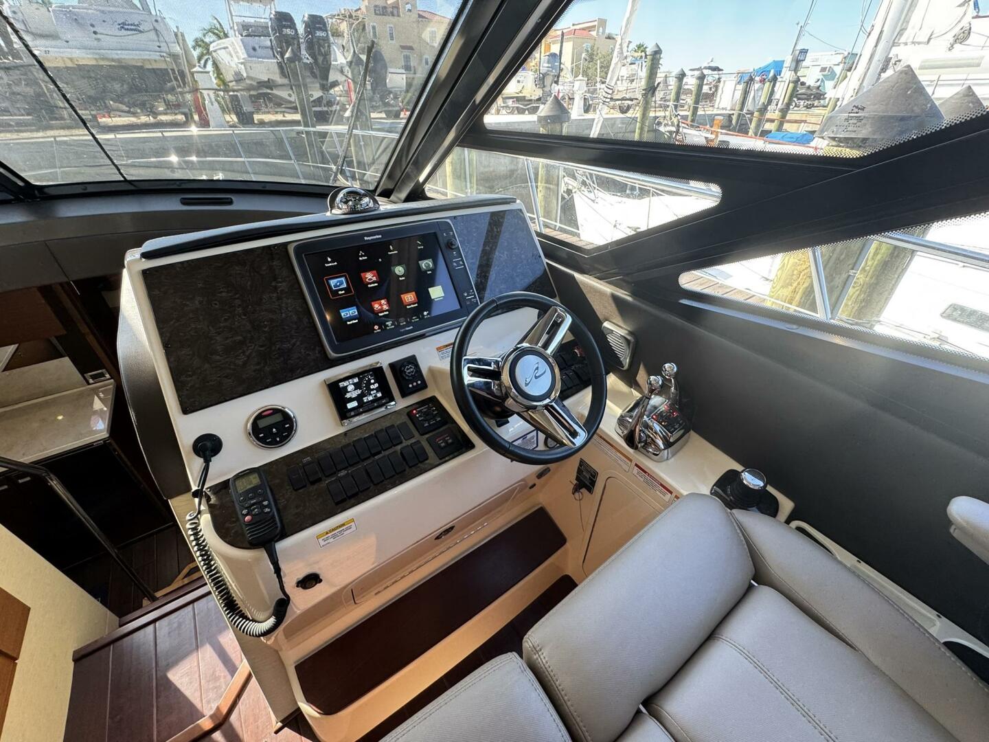 2016 Sea Ray 470 Sundancer - Image 2