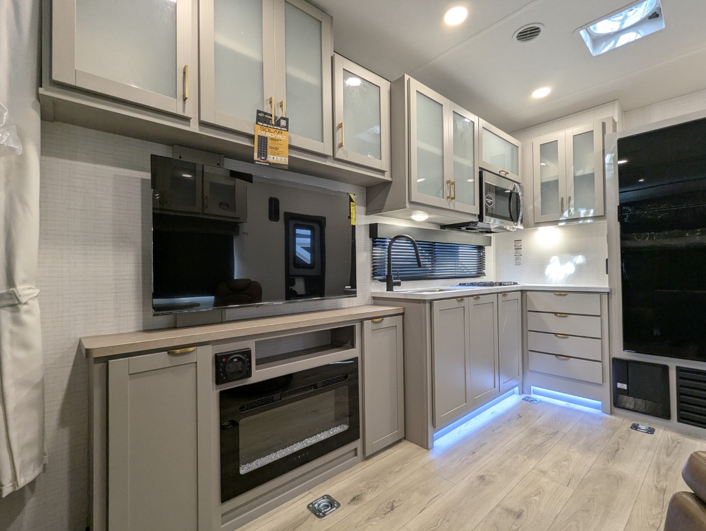 2027 FOREST RIVER STEALTH SFT2730 - Image 23