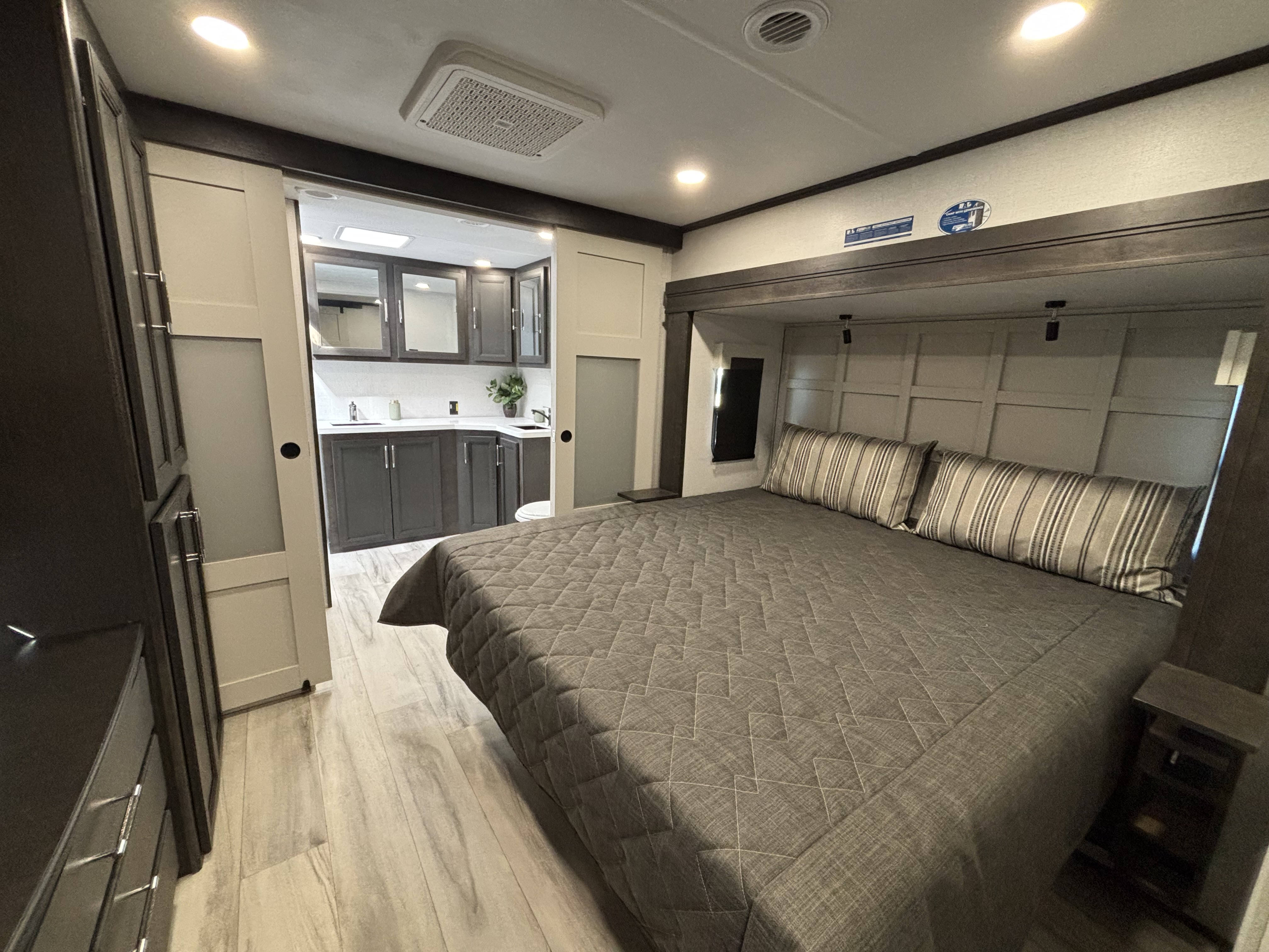 2025 Keystone Alpine 3700FL - Image 17