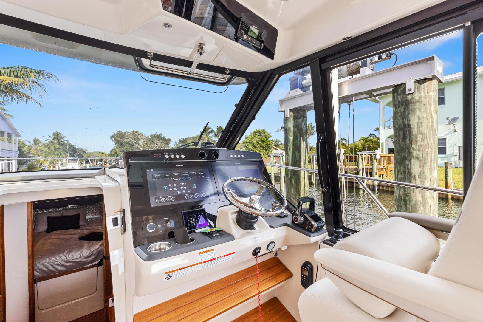 2022 Boston Whaler 405 Conquest - Image 15