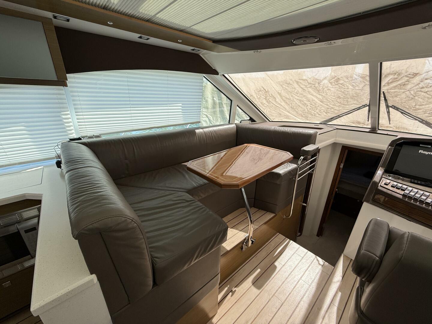 2014 Cruisers Yachts 45 Cantius - Image 18