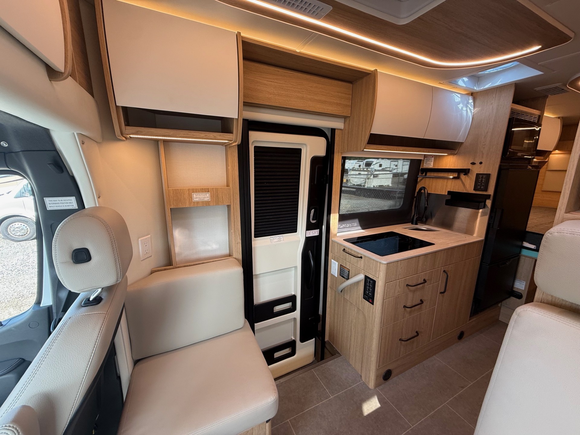 2026 LEISURE TRAVEL UNITY U24TBX - Image 7