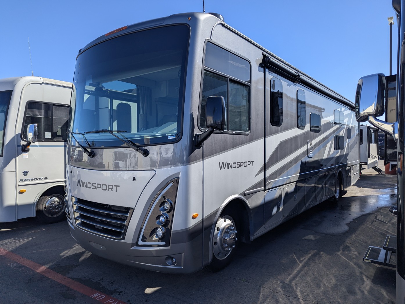 2026 Thor Motor Coach Windsport 35J - Image 3
