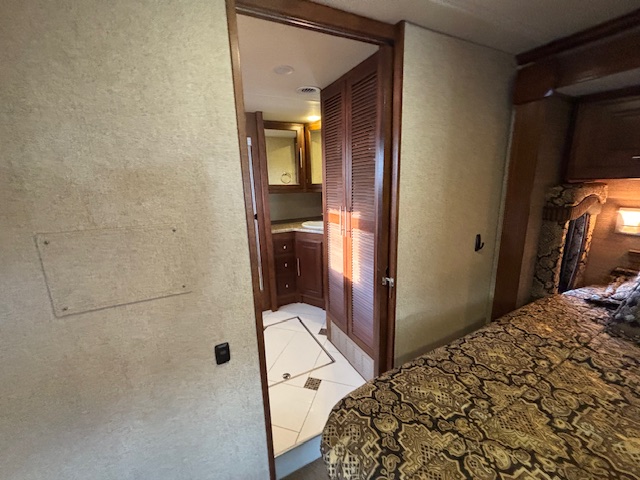 2014 Coachmen Cross Country 404RB - Image 30
