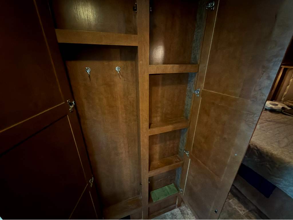 2014 THOR MOTOR COACH PALAZZO 33.2 - Image 21