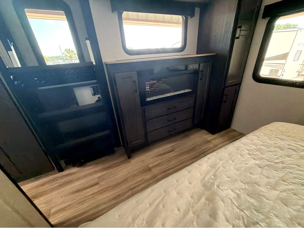 2027 VENTURE RV SPORTTREK 333VFK - Image 32