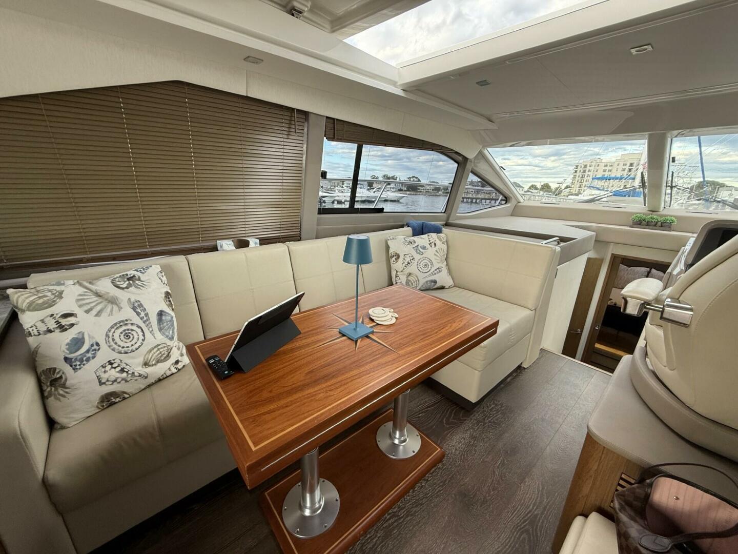 2018 Sea Ray 460 Sundancer - Image 7