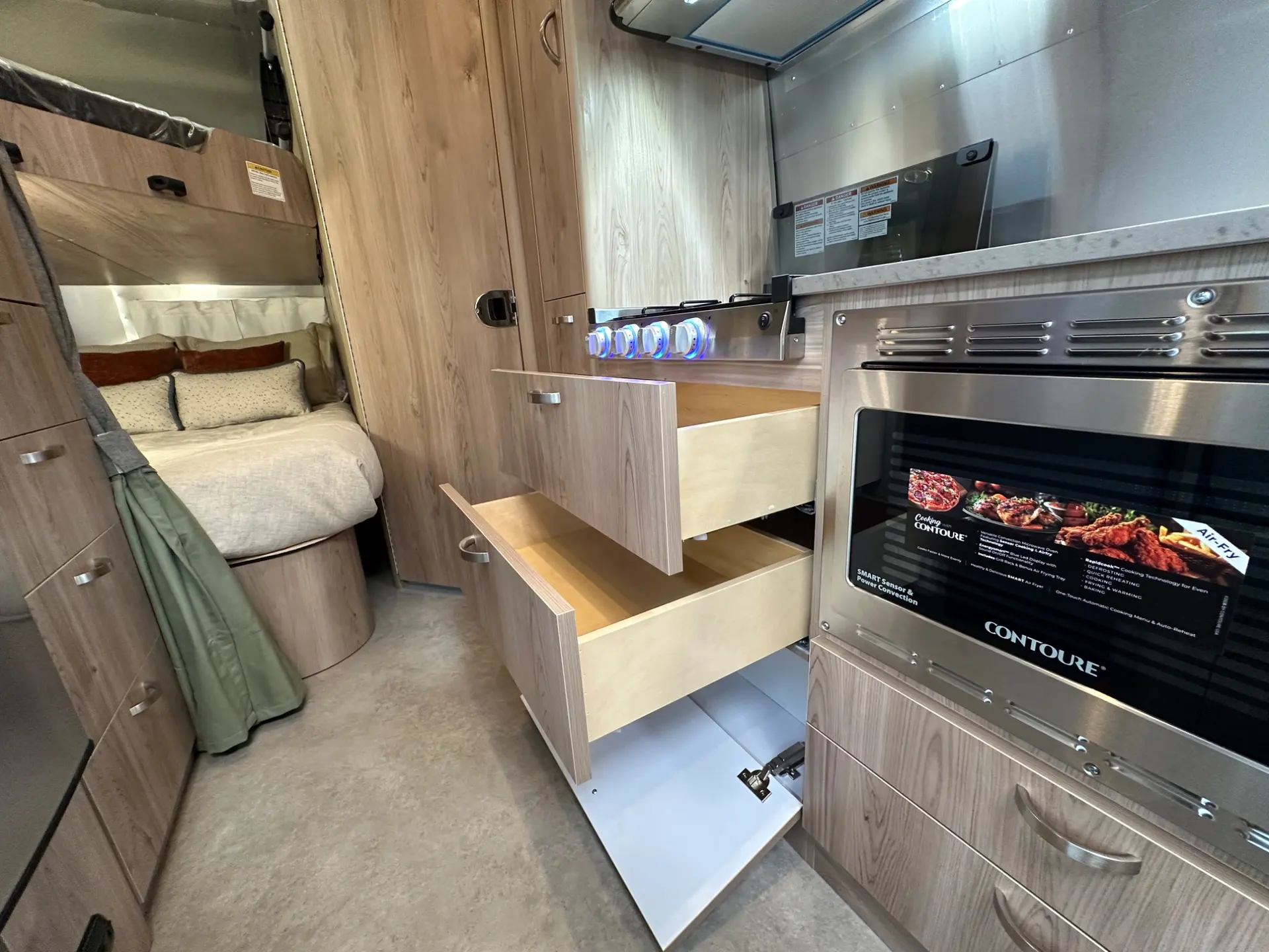 2027 Airstream Flying Cloud 30FB Bunk - Image 26