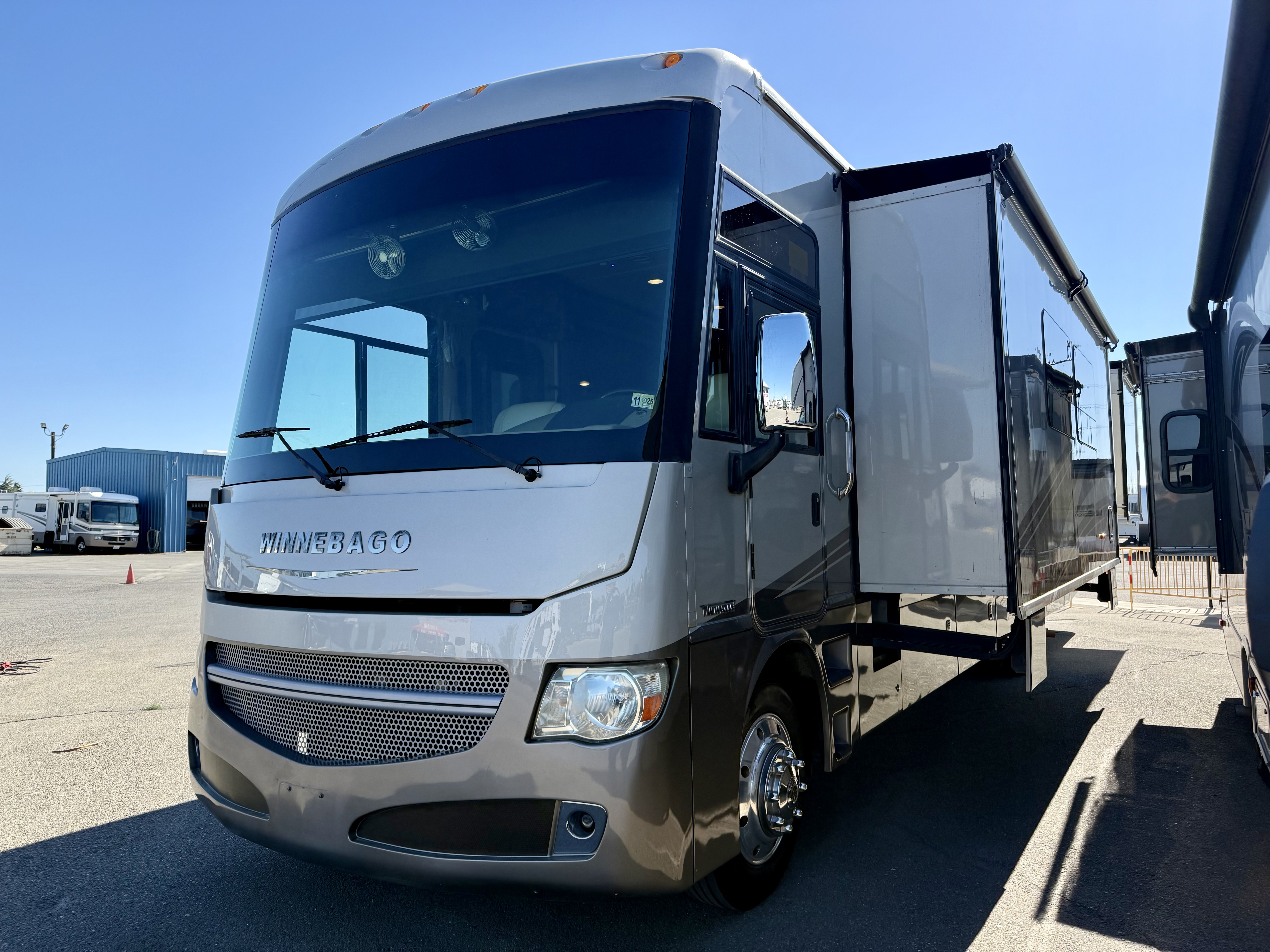 2015 Winnebago Adventurer 38Q - Image 1