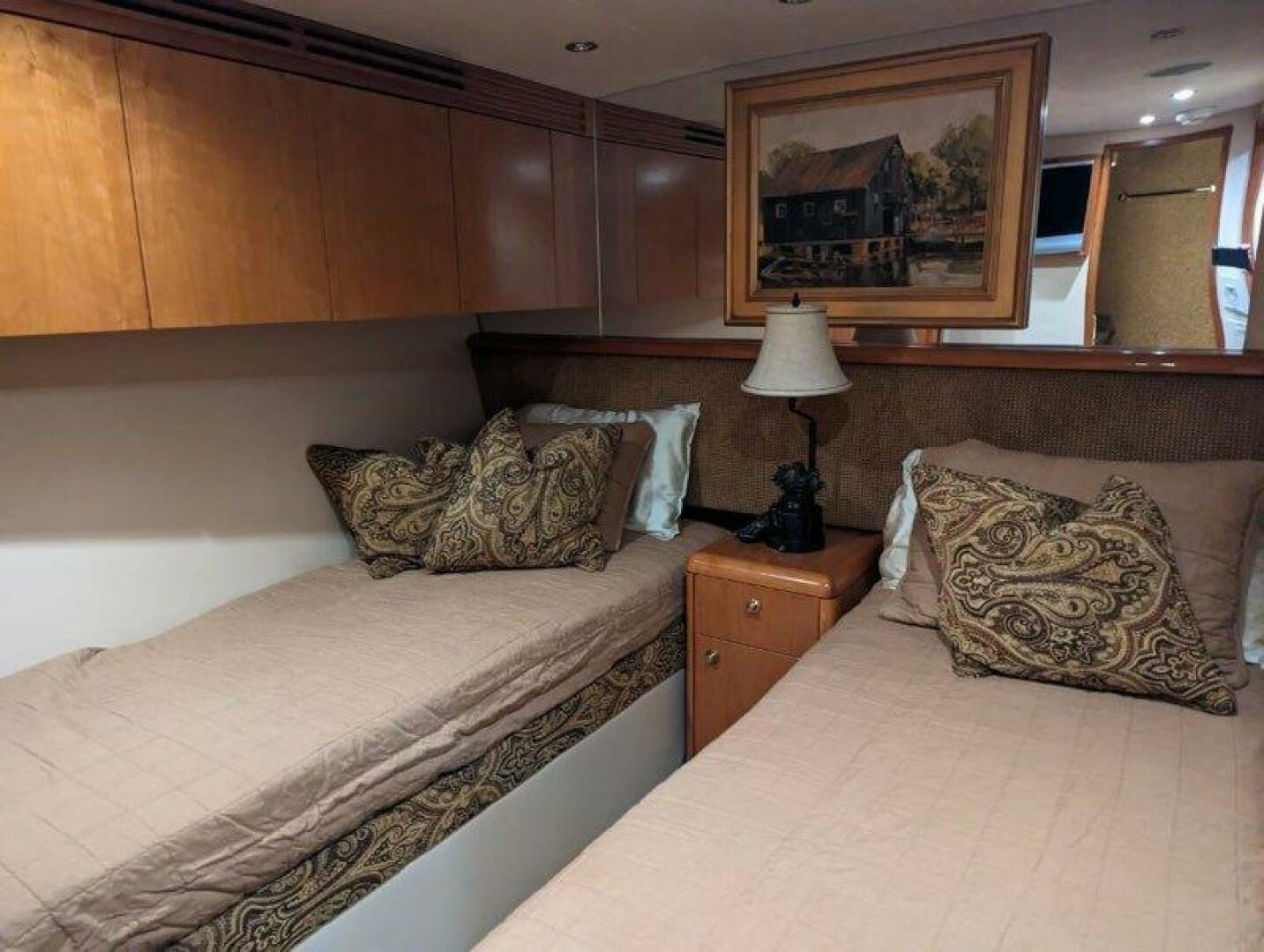 2005 Hatteras 68 Convertible - Image 11