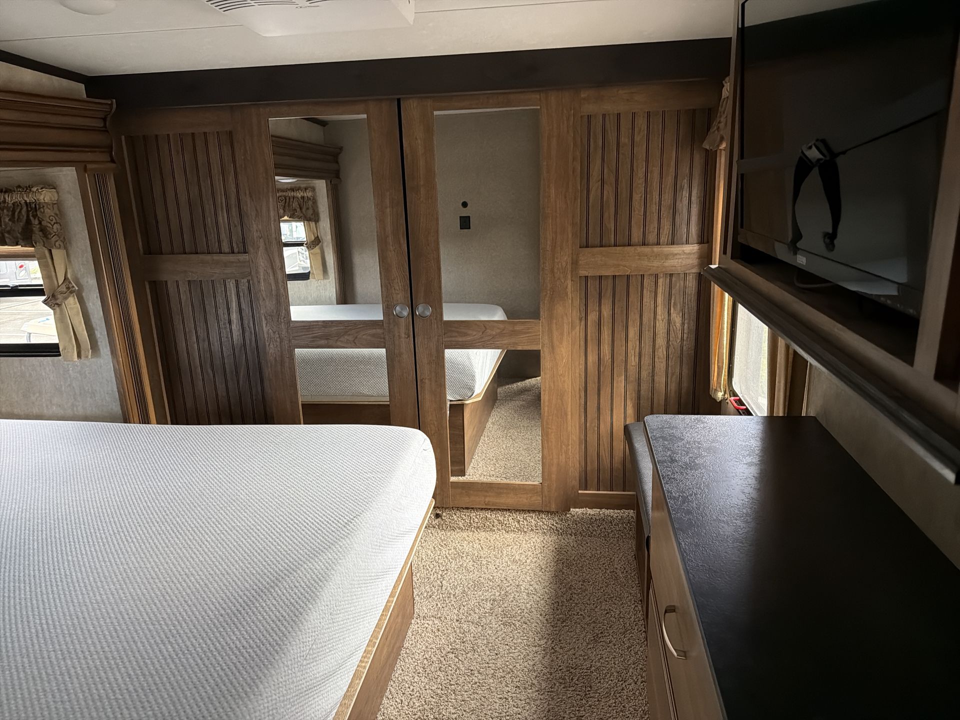 2015 Keystone Montana High Country 353RL - Image 23